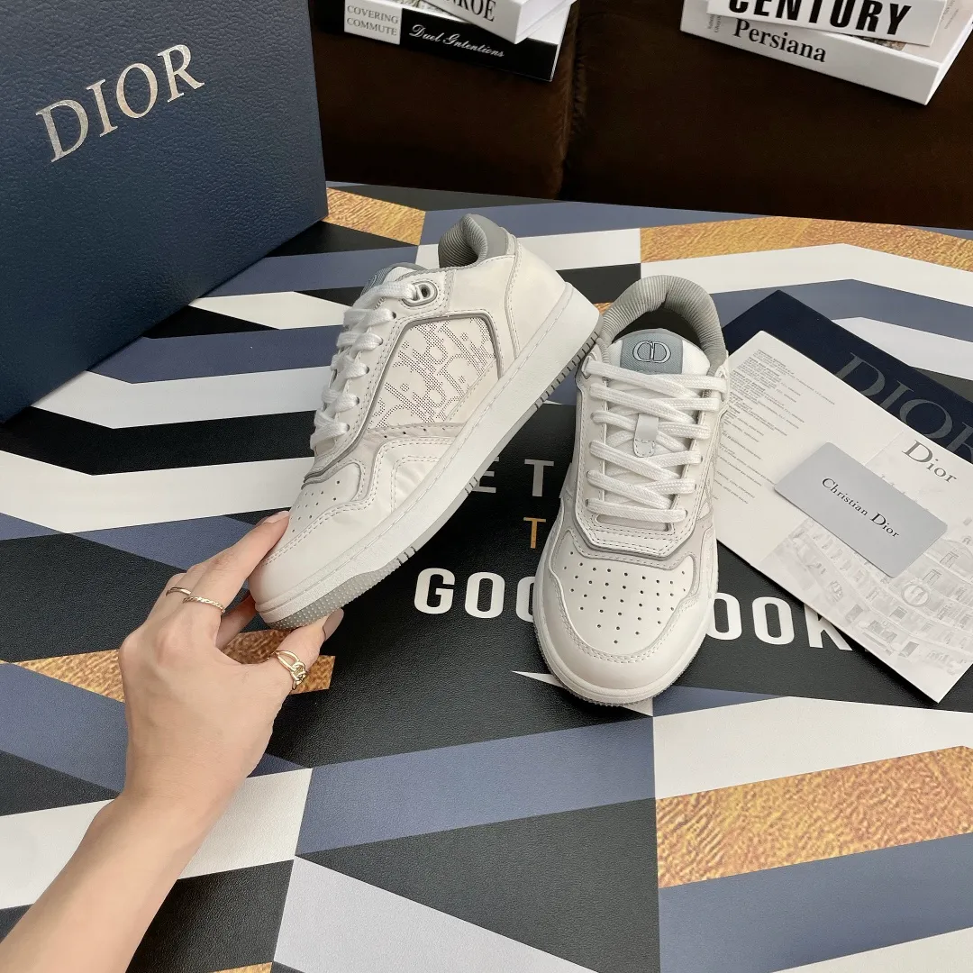 👟👟Ex-factory price 480👟👟 .(3D printing +20) Dior Dior🔥Counter genuine 1-1 top version (you can compare with the original version) The top version is made not blown out👍 👫Contrast color positioning and splicing design! Fashionable and casual personality! Look like a goddess on your feet! Simple line design, three-dimensional cutting, super invincible and stylish, looks good no matter how you match it. The super popular elements and colors make the whole set youthful and beautiful. It can easily catch the eye in the crowd. It is casual, comfortable, fashionable and versatile, a high-quality casual suit with no sense of age. ✅Fabrics: imported first-layer cowhide + high-tech laser technology. ✅Inner lining: imported transparent silk fabric. ✅Feet: original molded feet. ✅Outsole: original molded 1:1 two-color T👟👟factory price U outsole ✅Method: original 1:1 full set of lasts ✅Female size: 35～40 ✅Male size: 38～45